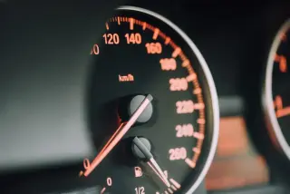 Tableau de bord de la vitesse dans une voiture