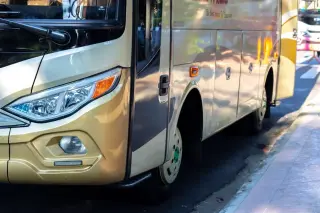 Bus dorée vue de face et de trois quart