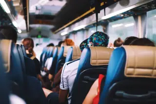 Passagers assis à l'intérieur d'un bus