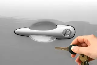Couple essayant une voiture avec le vendeur / loueur à côté