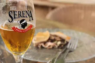 Un verre de bière cprse et une assiette