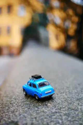 Voiture miniature bleue en extérieur avec un fond flou