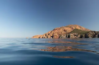 Mer en Corse avec vue sur un rocher