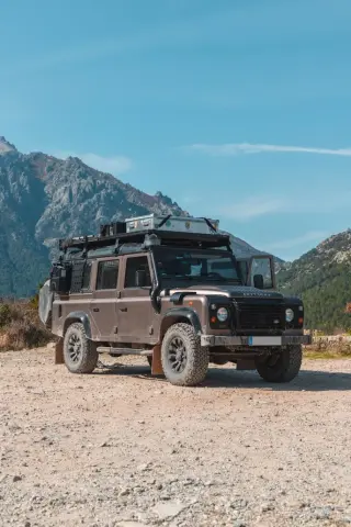 4x4 à l'arrêt au milieu d'un paysage montagneux