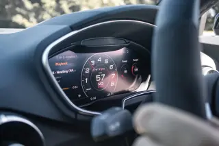 Compteur de vitesse dans une voiture indiquant 57 km/h