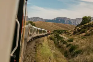 Train dans un paysage montagneux et méditerranéen