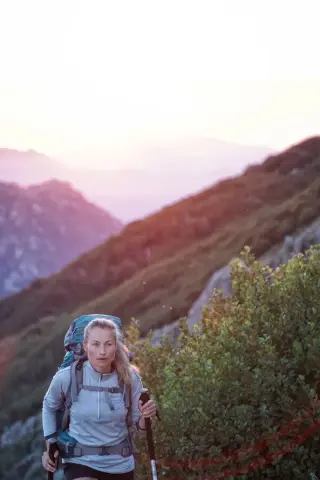 Une femme faisant de la randonnée en pleine nature
