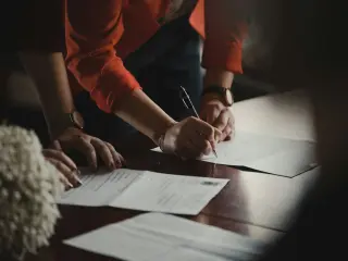 Signature d'un contrat de location de voiture en Corse