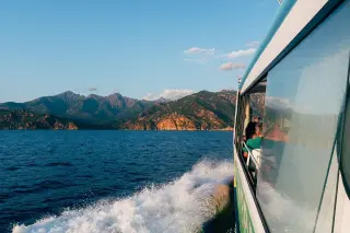 Bateau de tourisme sur la mer
