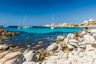 Voiliers sur une eau turquoise en Corse