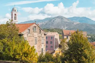 Village avec un clocher en Corse