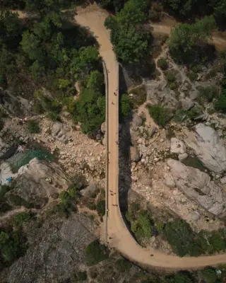 Vue aérienne d'un pont routier au dessus d'une rivière en Corse