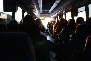 Intérieur d'un bus plein de passagers