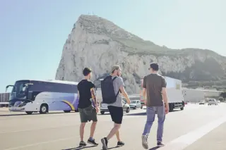 Trois hommes marchant proche d'un bus