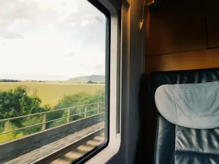 Un siège dans un train à côté d'une fenêtre