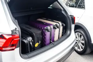Valises dans le coffre ouvert d'une voiture