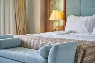 Lit dans une chambre d'hôtel