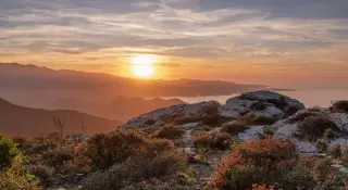 Coucher de soleil sur un paysage en Corse