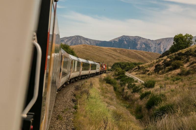 Train dans un paysage montagneux et méditerranéen