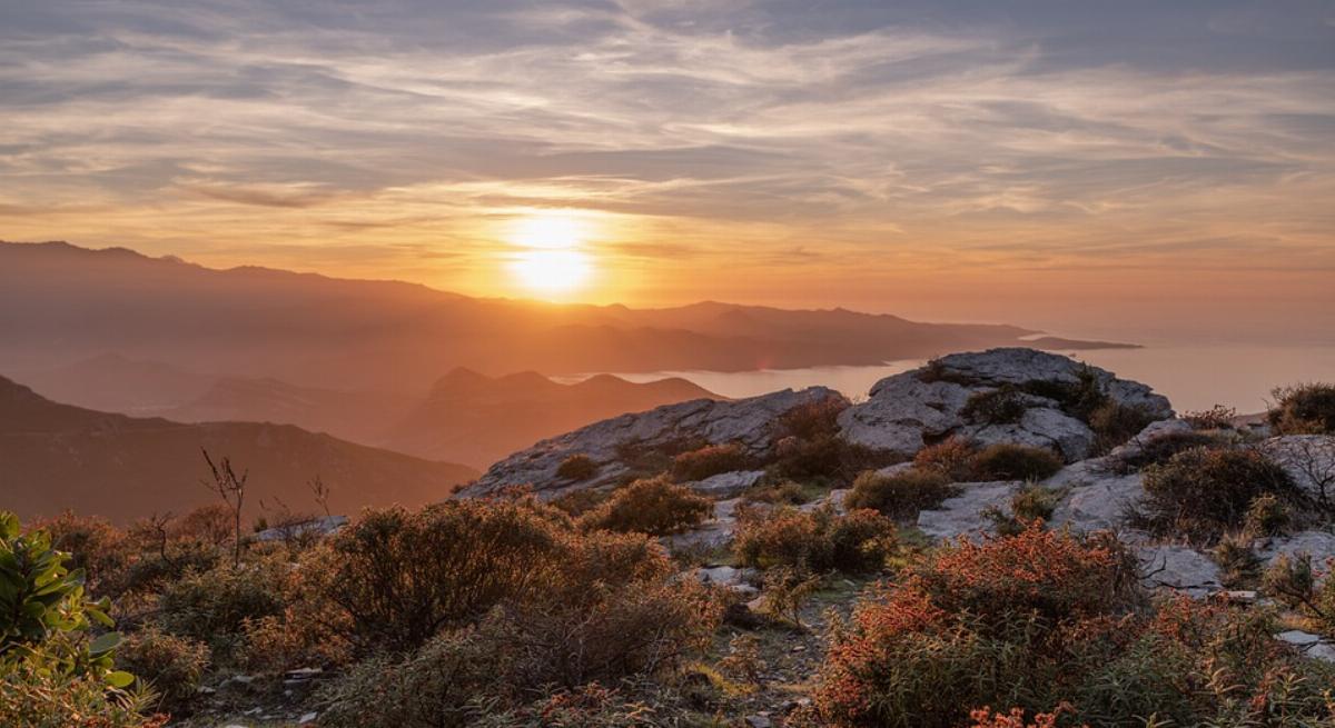 Coucher de soleil sur un paysage en Corse
