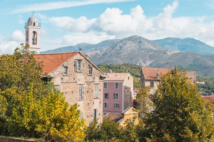 Village avec un clocher en Corse