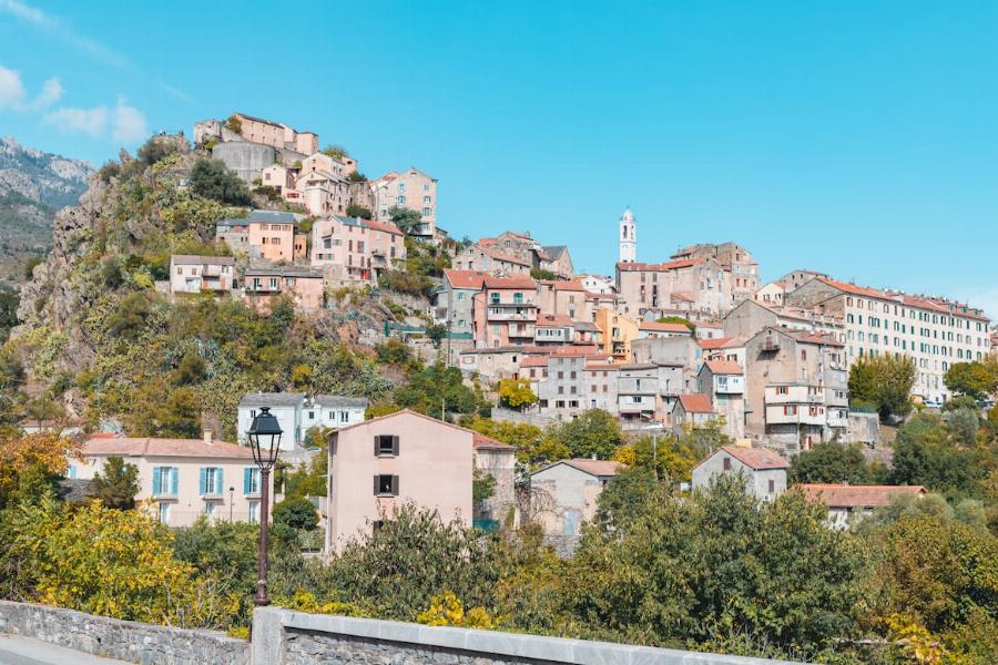 Village en Corse avec maisons en hauteur