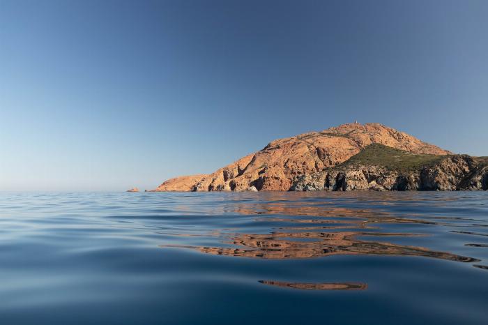 Mer en Corse avec vue sur un rocher