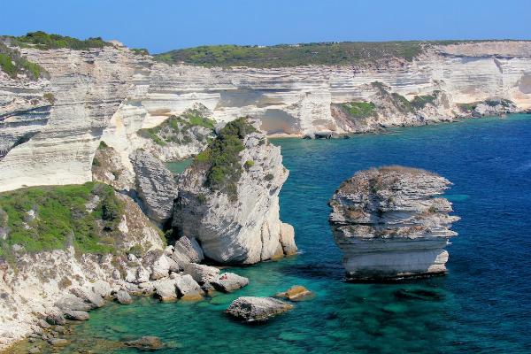 Vue d'une falaises face à la mer en Corse