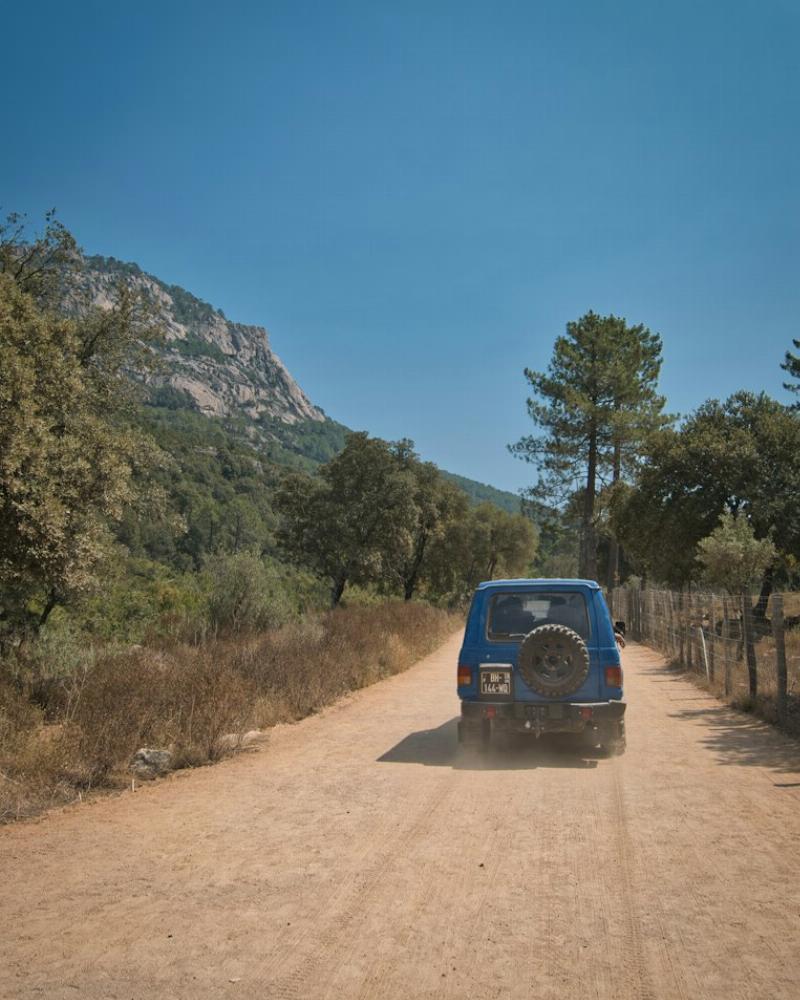 Voiture type 4x4 sur une route de terre en Corse