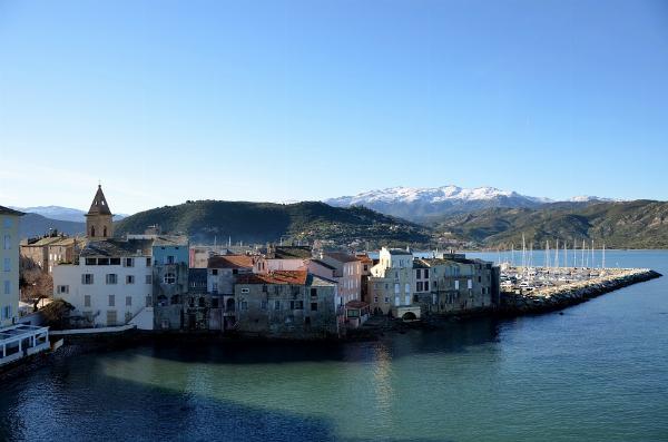 Village en Corse en hiver avec les montagnes enneigées en arrière-plan