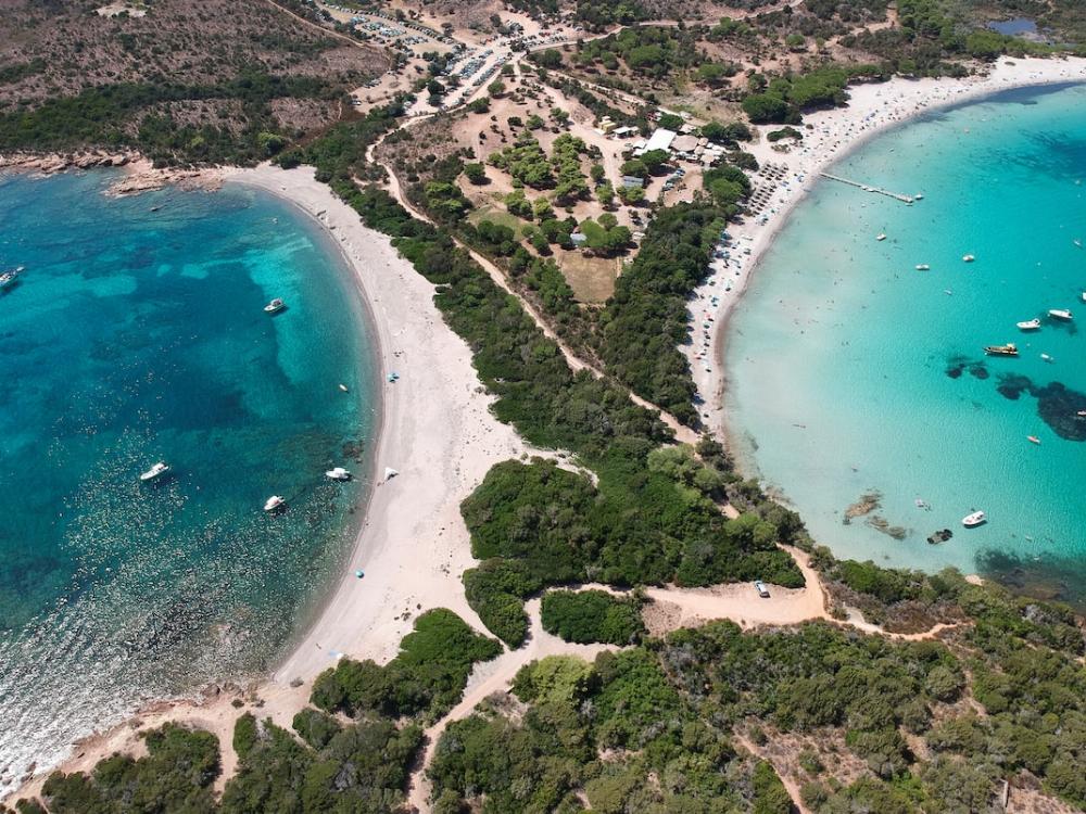 Vue aérienne d'un paysage en Corse avec la mer