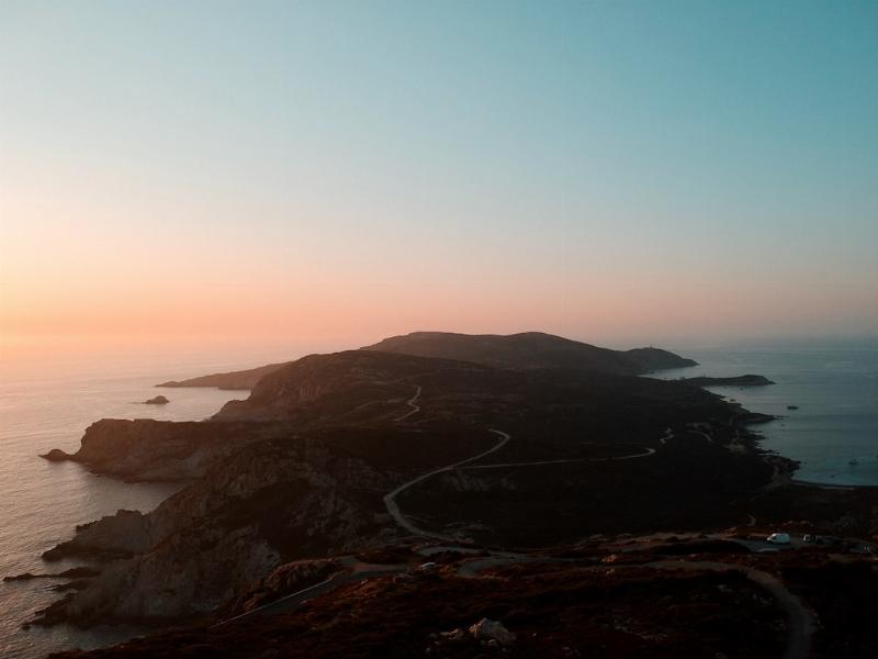 Route sinueuse en Corse en bord de mer au crépuscule