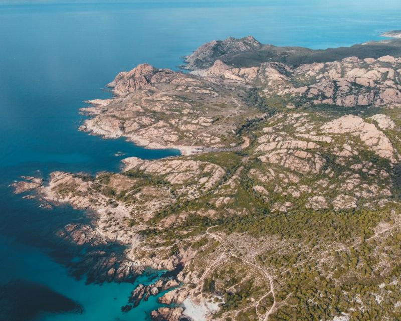 Vue aérienne d'un paysage montagneux et de ses routes en Corse