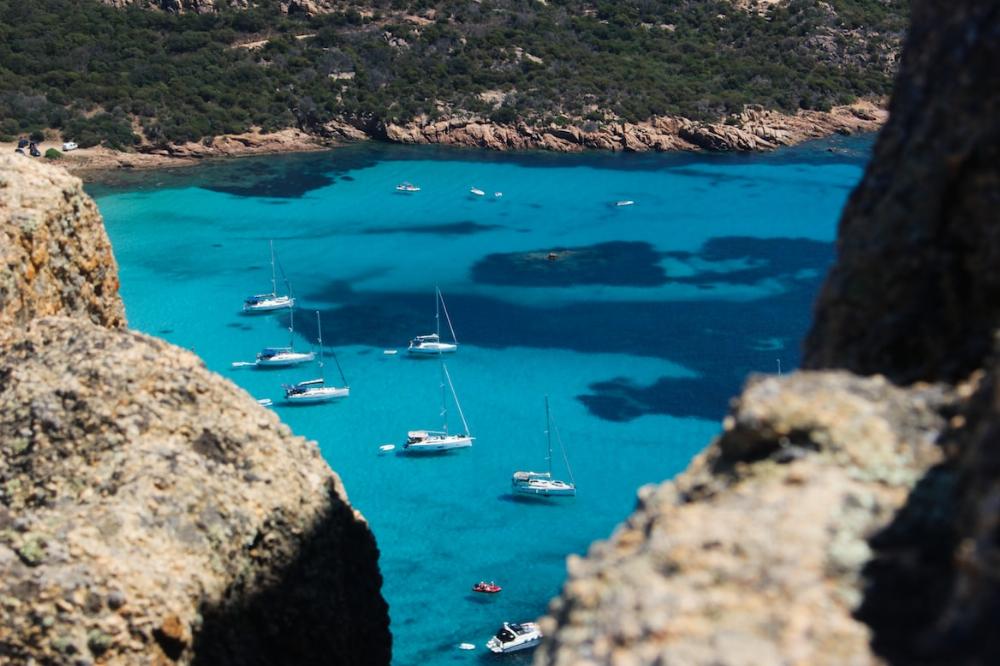 Vue sur la mer à travers les rochers en Corse