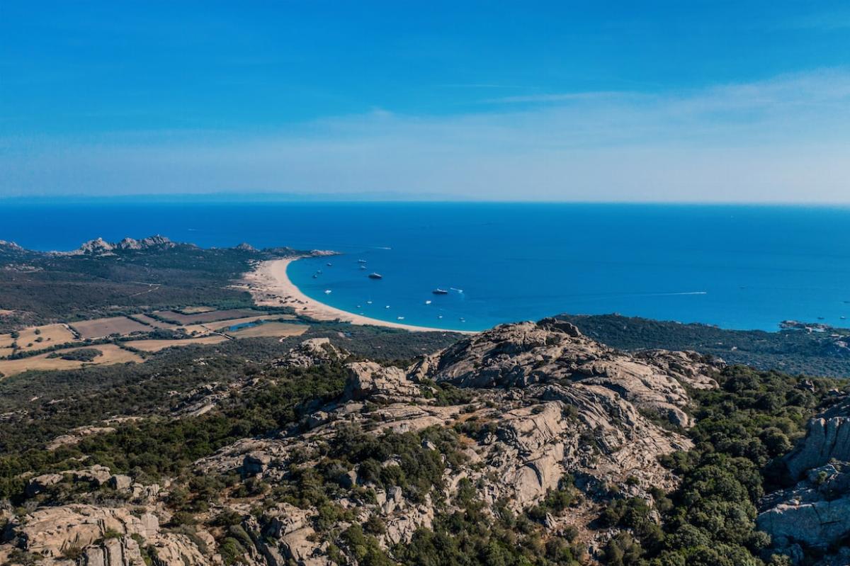 Vue aérienne d'un paysage en face de la mer en Corse