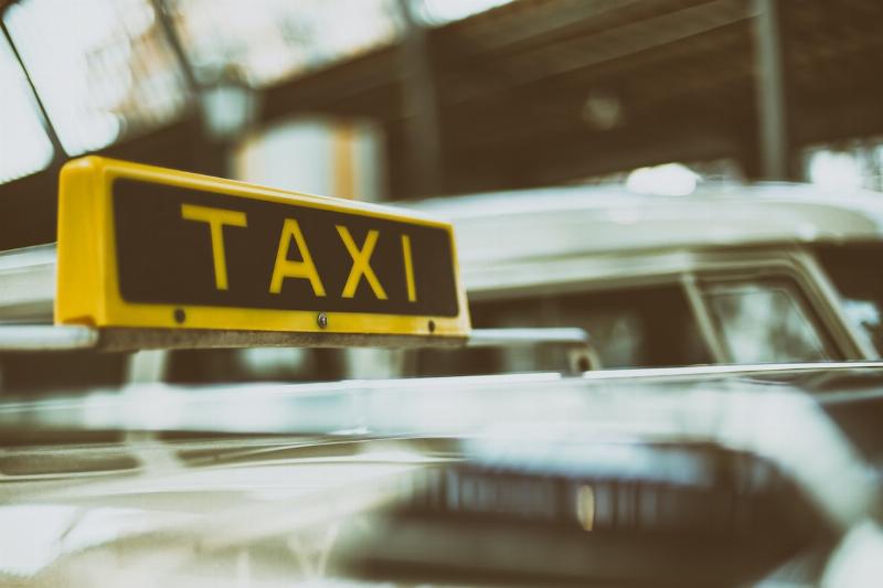 Signalisation taxi sur le tois d'un taxi