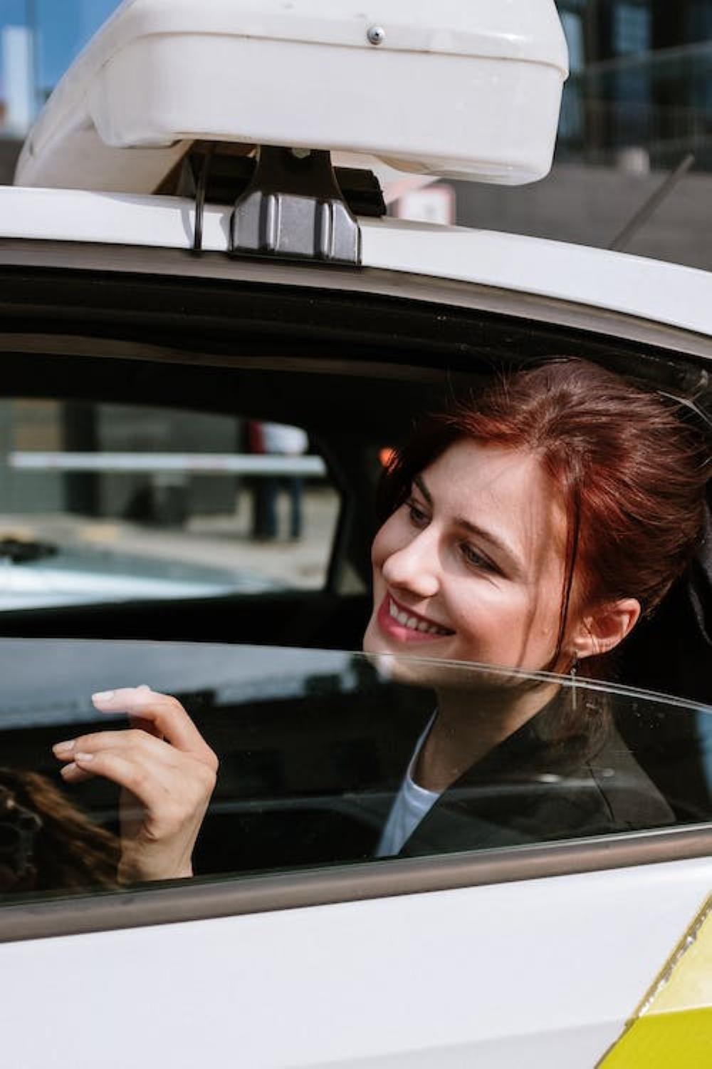 Jeune femme à l'arrière d'une voiture de taxi