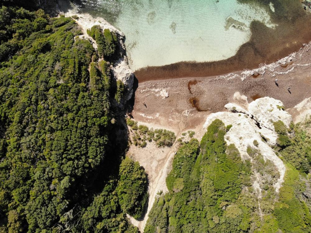 Vue aérienne d'une plage de gravier en Corse
