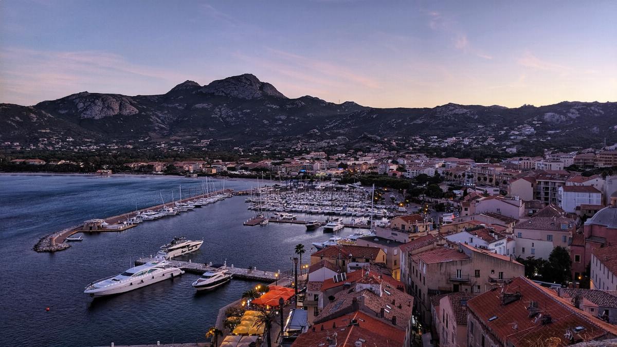 Port d'une ville en Corse