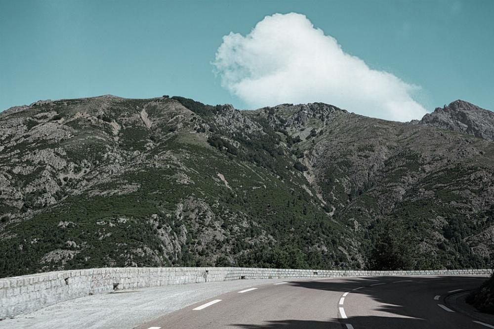Route dans les montagnes en Corse