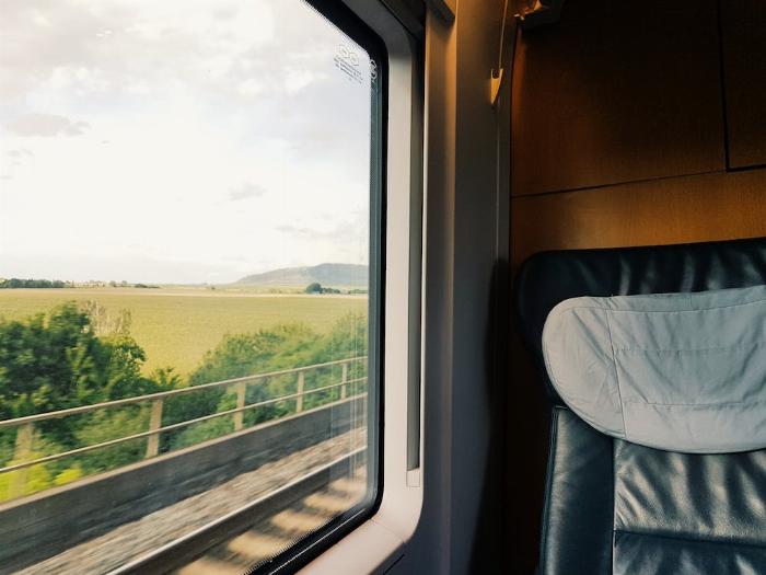 Un siège dans un train à côté d'une fenêtre