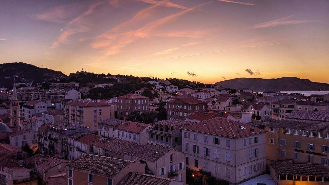 Ville de Calvi le soir en Corse