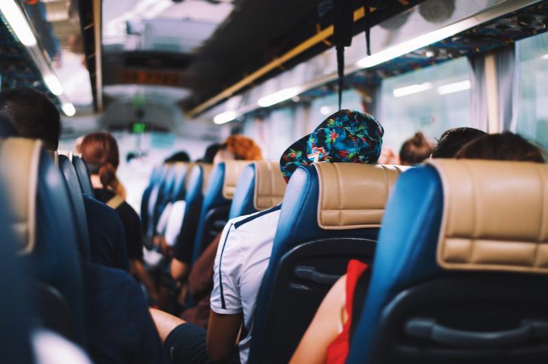Passagers assis à l'intérieur d'un bus