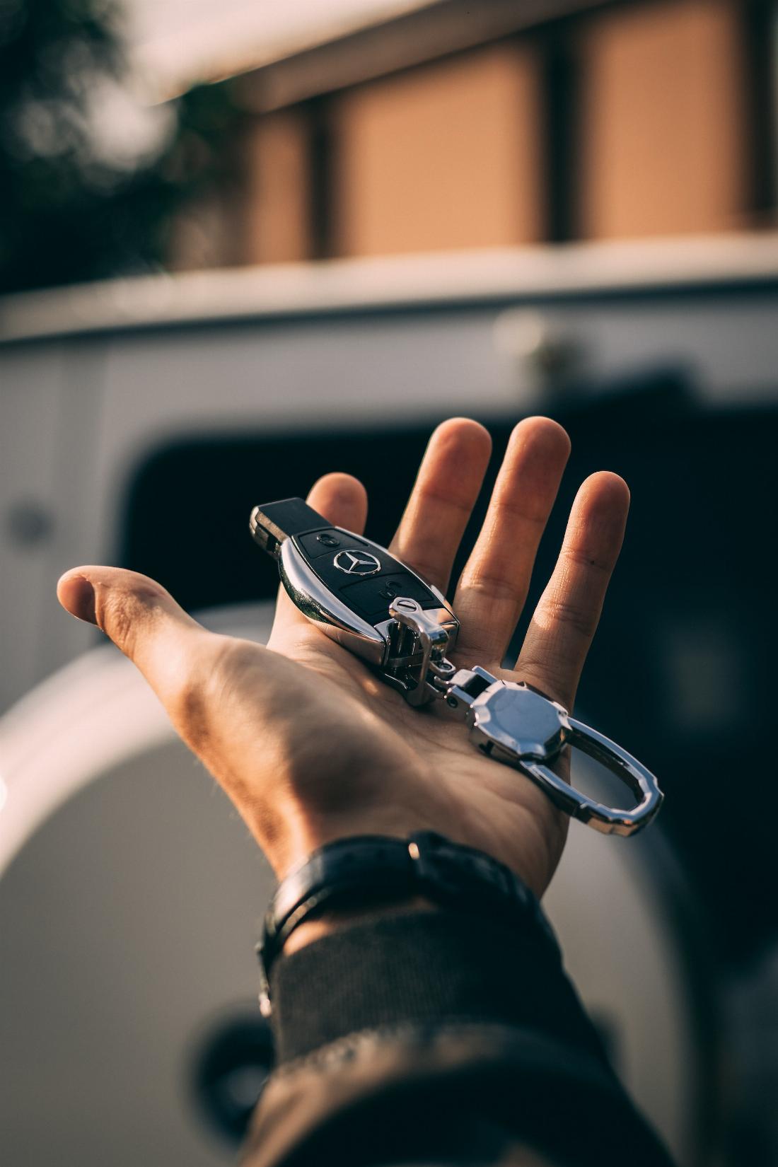 Un homme tend des clés de voiture