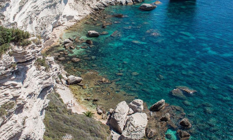 Mer turquoise en Corse
