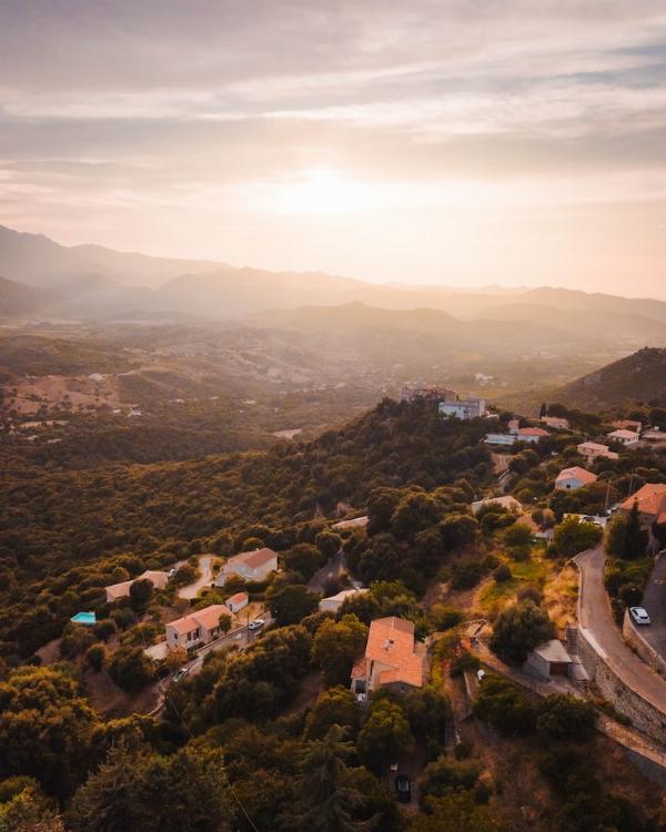 Vue aérienne d'une ville en Corse dans les collines