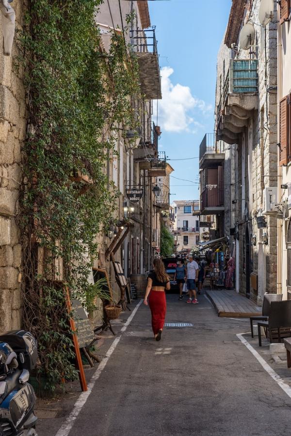 Ruelle dans où marche une femme dans la ville de Porto Vecchio en Corse