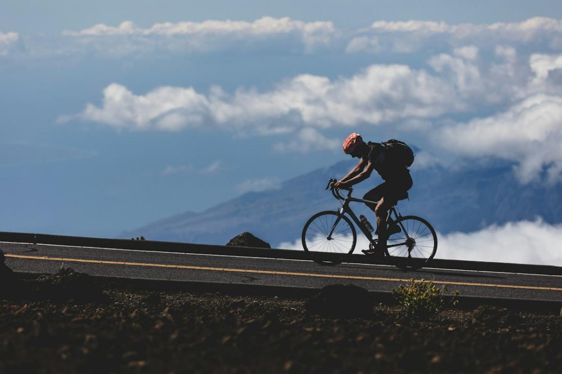 Un homme faisant du vélo sur une route de montagne