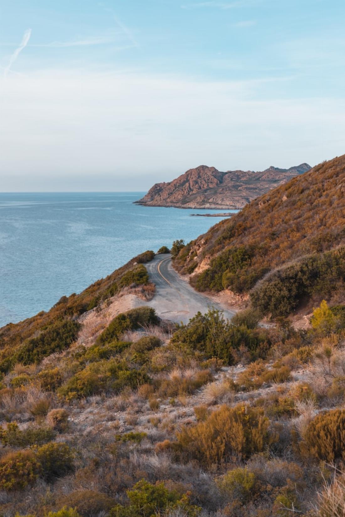 Route de montagne longeant la mer en Corse