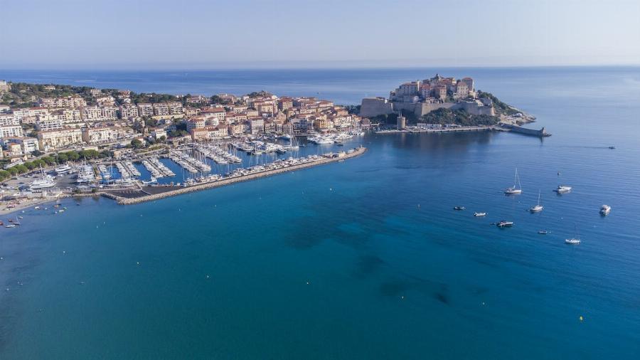 Vue aérienne d'une ville en Corse en face de la mer